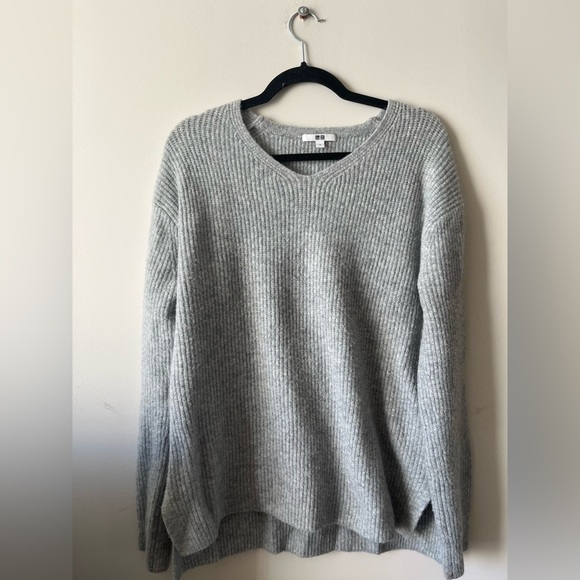 Uniqlo Knitted Gray V-neck Pullover Sweater - Picture 1 of 6